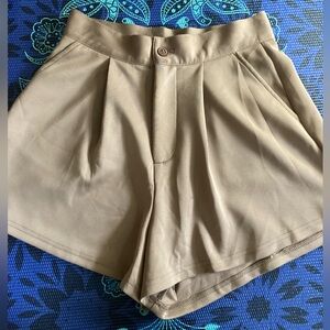 Cider beige pleated shorts